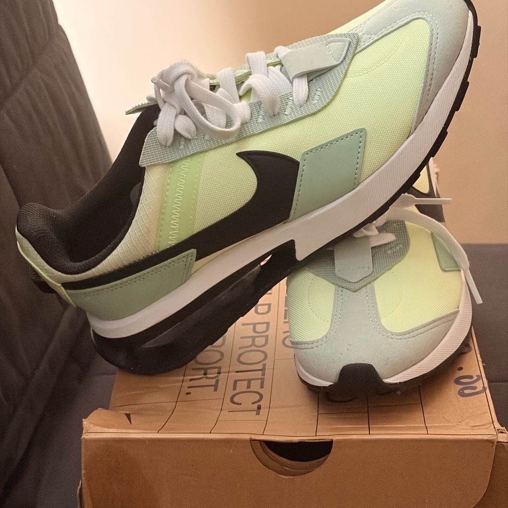 Nike women’s  Light Green Black Athletic Sneakers